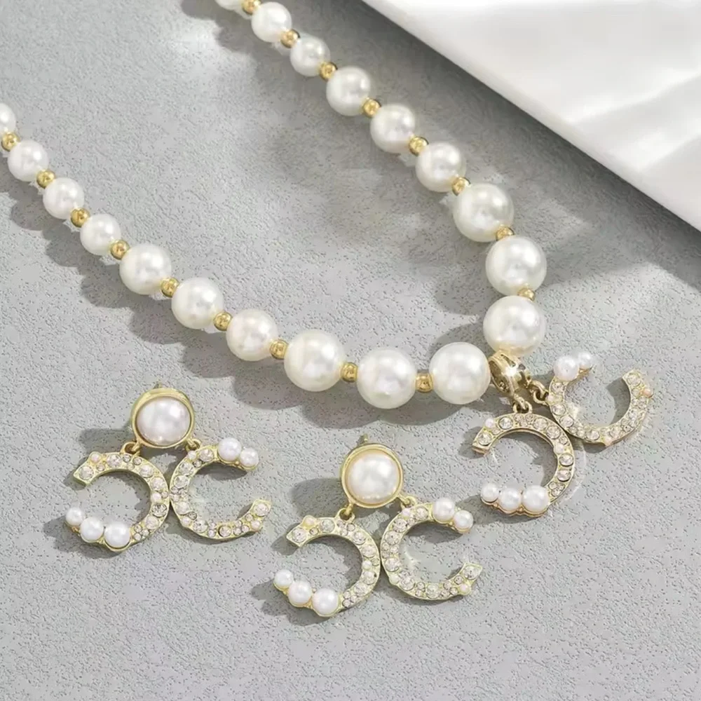 Elegant Pearl and Gold Jewelry Set - Picture 3 of 3